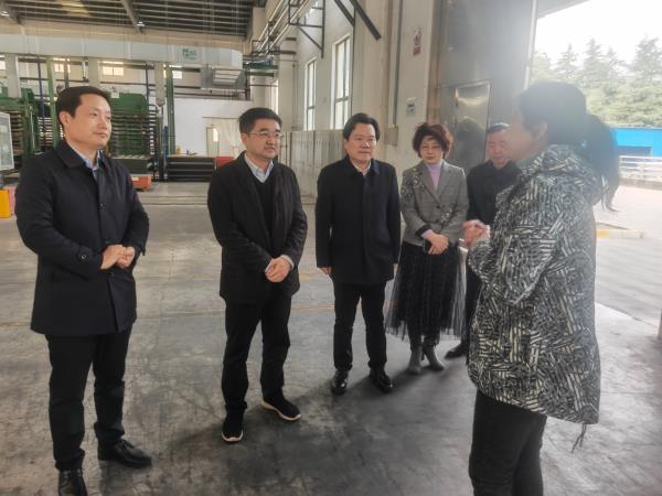泰州市台办主任张彧赴南通考察轻合金技术开发，推动两地产业合作